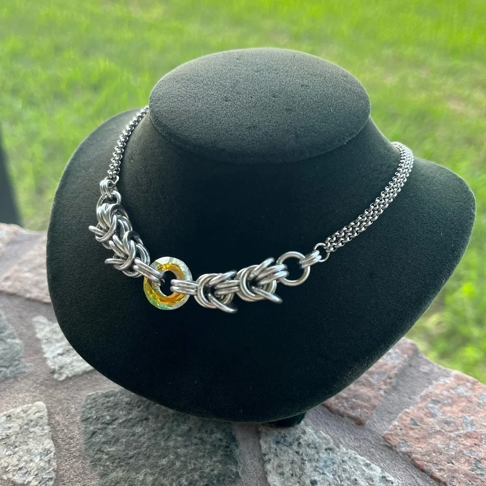 Handmade maille choker necklace with rainbow iridescent swarovski circle crystal - Picture 8 of 15